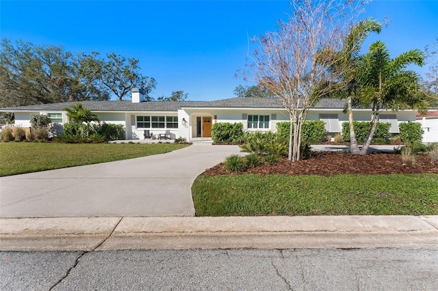 ranch-style home featuring a front lawn