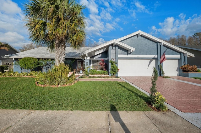 view of front facade featuring a garage and a front lawn