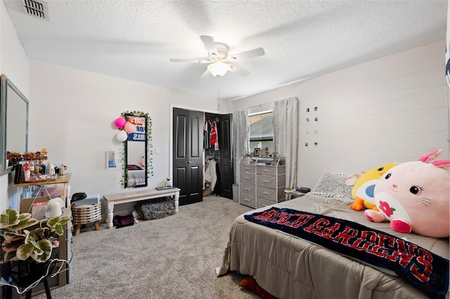 bedroom featuring ceiling fan, carpet floors, a textured ceiling, and a closet