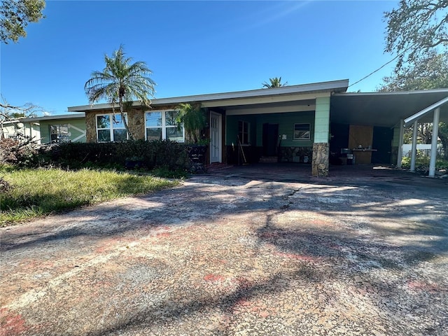 view of front facade with a carport and driveway