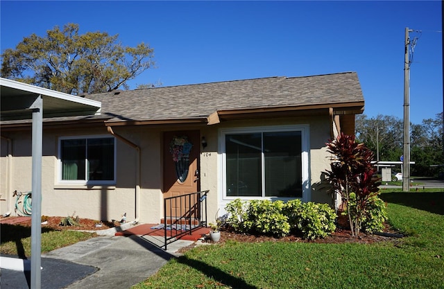 view of front of property featuring a front lawn