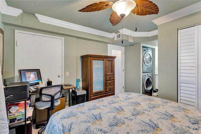 bedroom featuring stacked washer and clothes dryer, crown molding, a closet, visible vents, and a ceiling fan