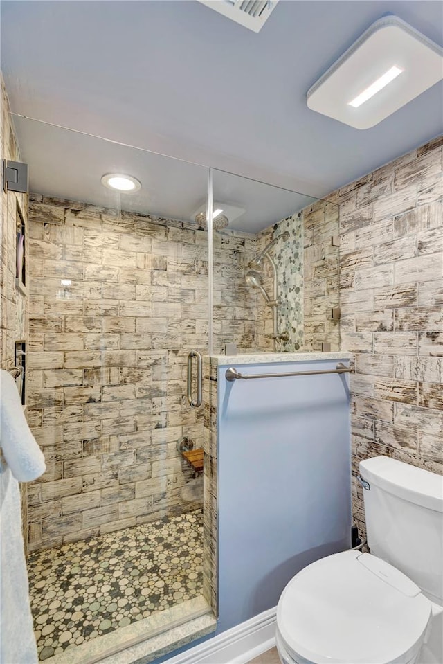 full bathroom featuring visible vents, a shower stall, and toilet