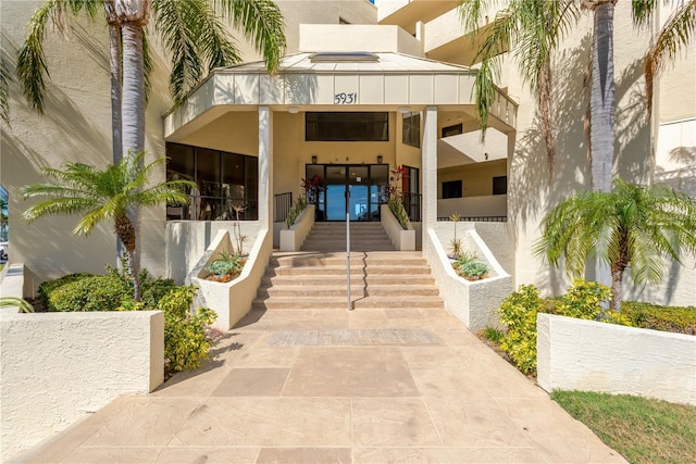 property entrance with stucco siding