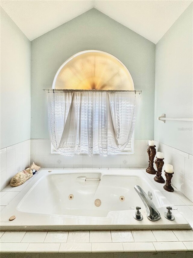4797 N Lena Dr, Beverly Hills, FL 34465 - full bath featuring a jetted tub and lofted ceiling