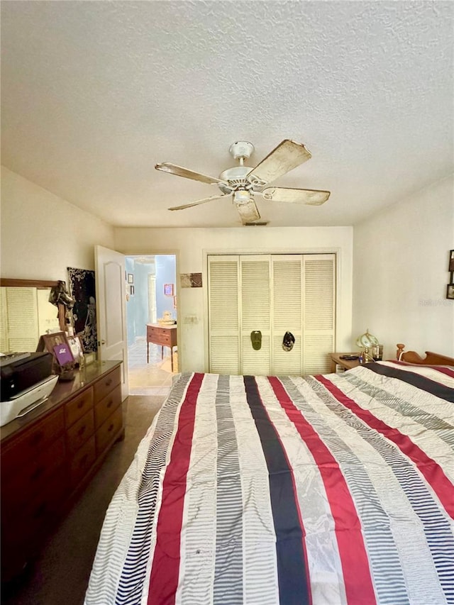 4797 N Lena Dr, Beverly Hills, FL 34465 - bedroom featuring ceiling fan, a textured ceiling, and a closet