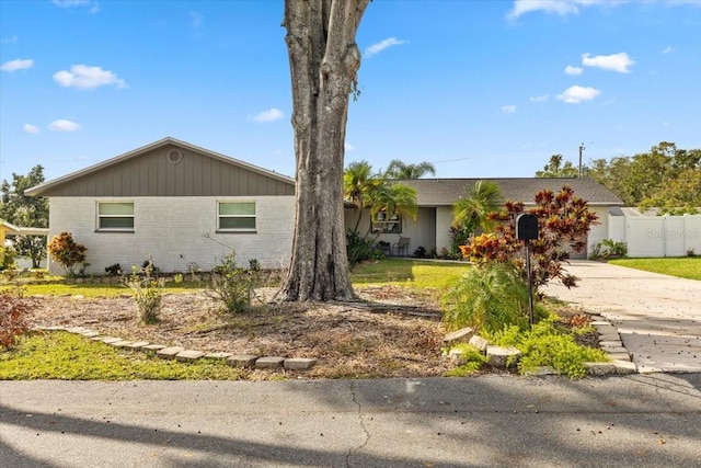 single story home with a front lawn