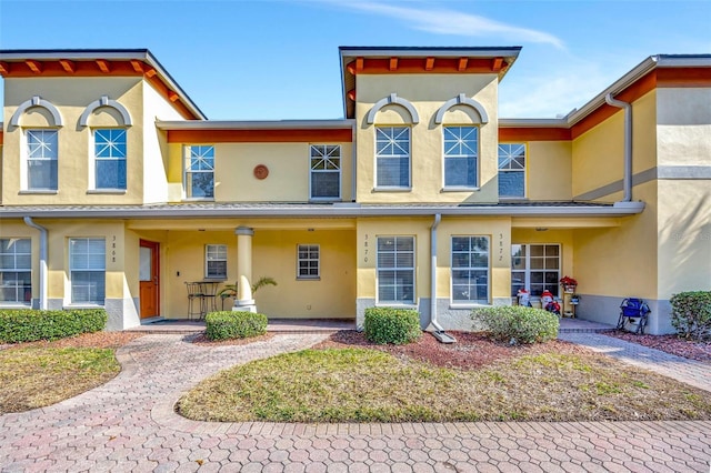 townhome / multi-family property featuring stucco siding