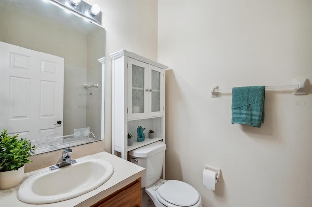 full bath featuring tiled shower, toilet, and vanity