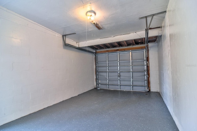 garage featuring concrete block wall