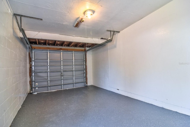 garage featuring concrete block wall