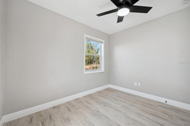 unfurnished room featuring light wood-style floors, baseboards, and a ceiling fan