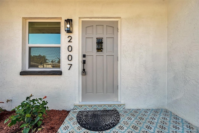 property entrance featuring stucco siding