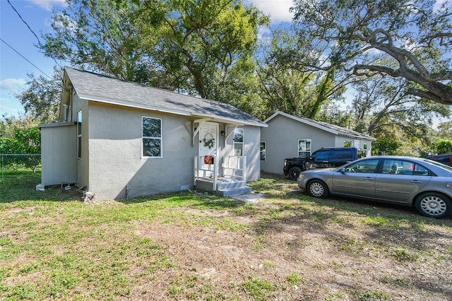 view of front facade with a front lawn