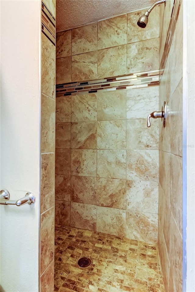 bathroom featuring tiled shower