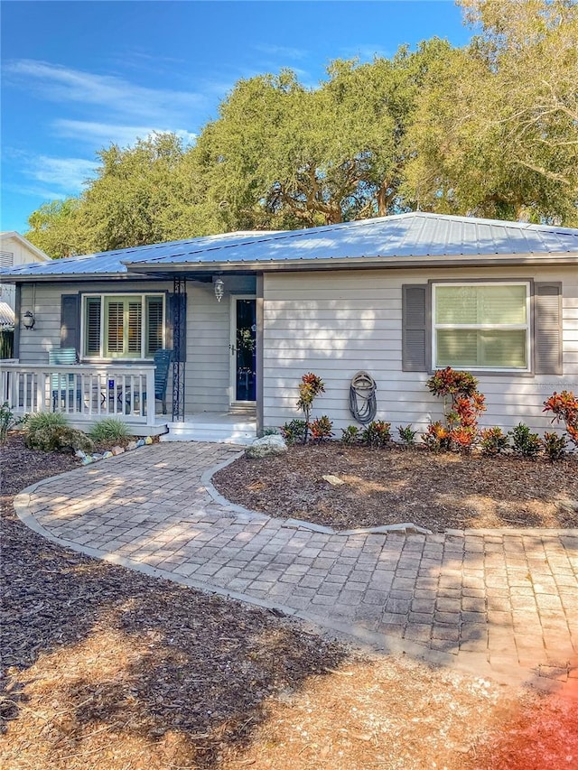 ranch-style home with a porch