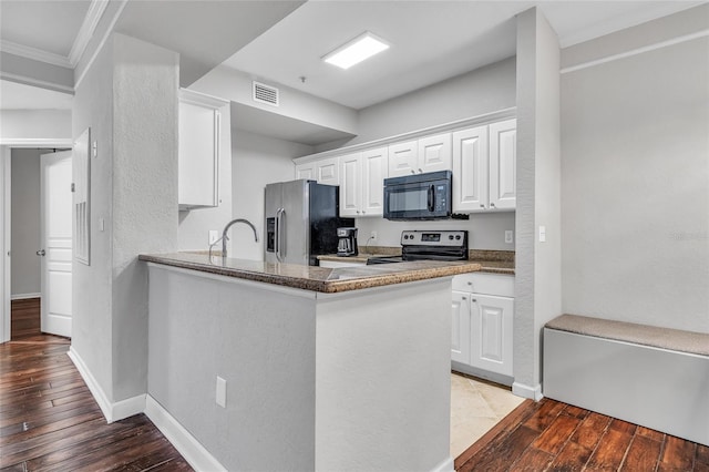 kitchen with visible vents, appliances with stainless steel finishes, hardwood / wood-style floors, and white cabinetry