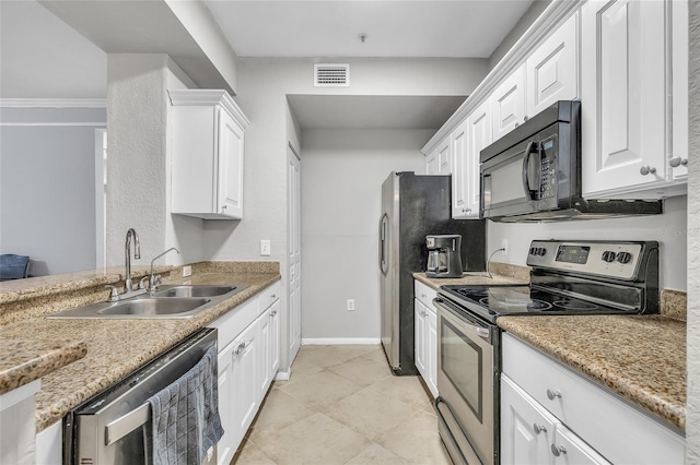 kitchen featuring baseboards, visible vents, a sink, stainless steel appliances, and white cabinetry