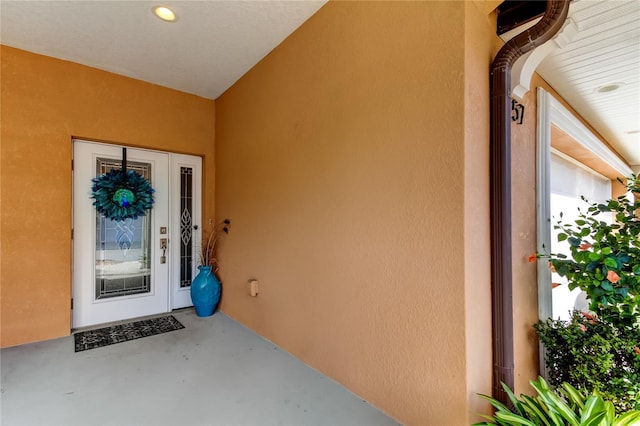 view of exterior entry featuring stucco siding