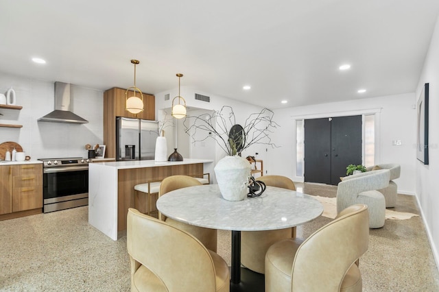 dining area featuring recessed lighting, visible vents, light speckled floor, and baseboards