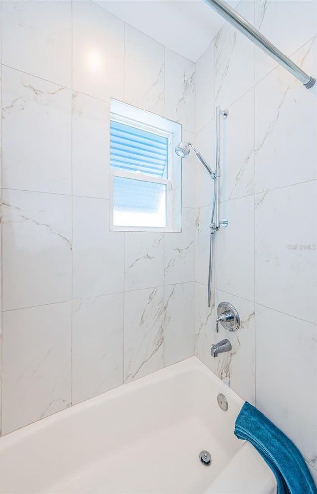 bathroom featuring tiled shower / bath