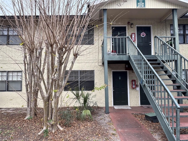 view of exterior entry featuring stucco siding