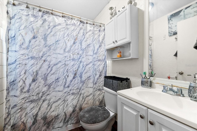 bathroom featuring a shower with shower curtain, vanity, and toilet