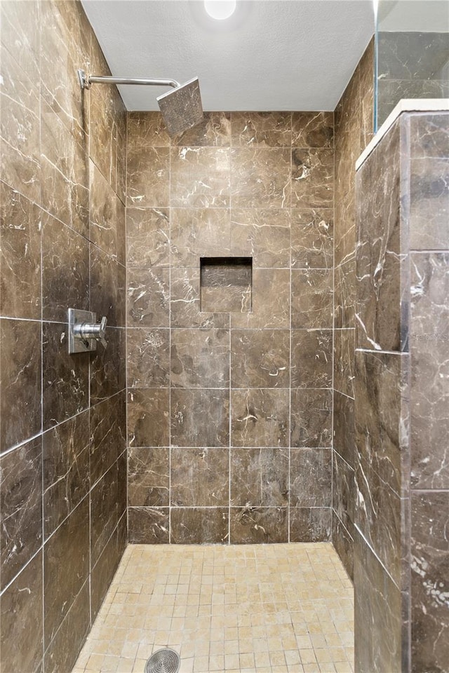 bathroom featuring a tile shower