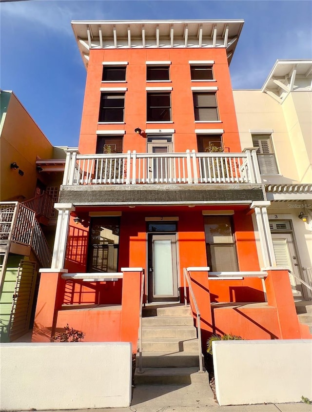 view of front of property featuring a balcony