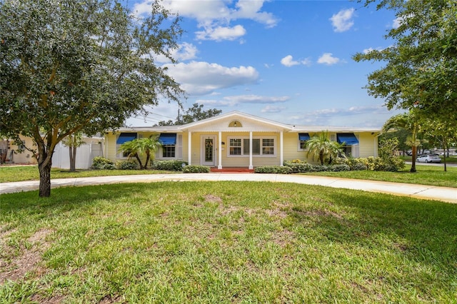 ranch-style house featuring a front yard