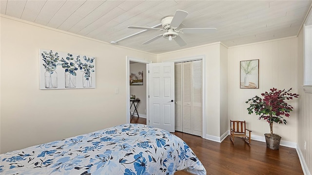 bedroom featuring ceiling fan, dark wood-type flooring, a closet, and baseboards