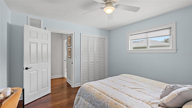 bedroom featuring dark wood finished floors, a closet, visible vents, a ceiling fan, and baseboards