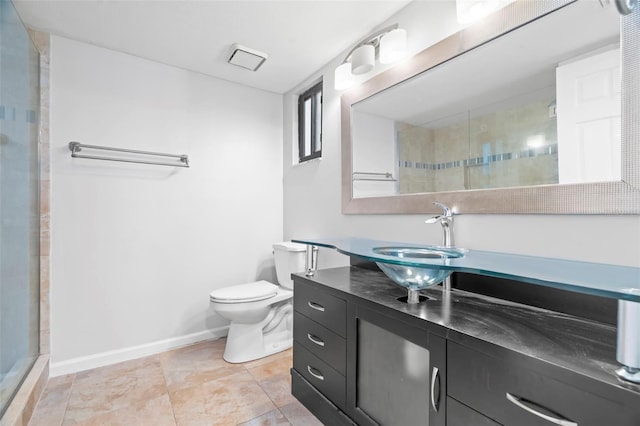 bathroom featuring baseboards, tiled shower, toilet, and vanity