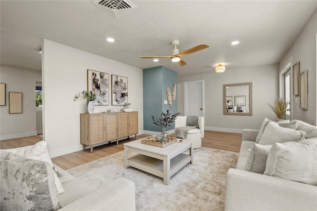 living room with baseboards, visible vents, light wood finished floors, recessed lighting, and ceiling fan