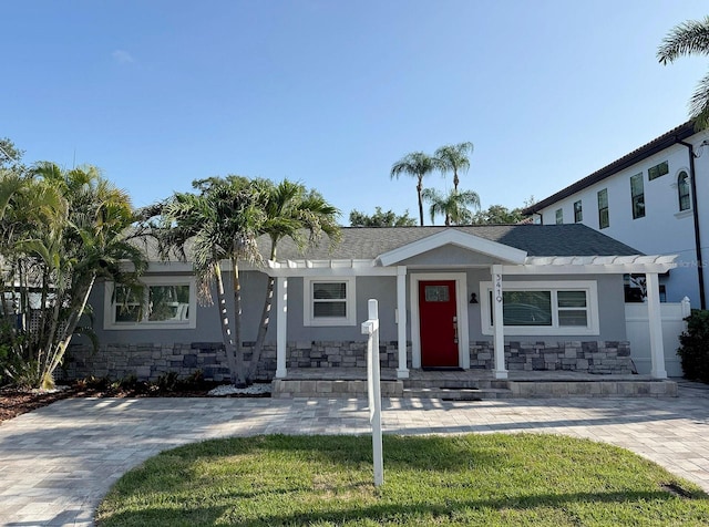 3419 W Empedrado St, Tampa, FL 33629 - view of front facade featuring stucco siding, stone siding, and a front lawn