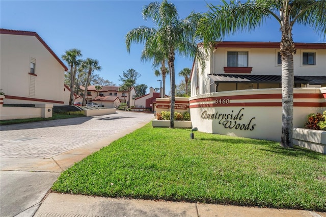 community sign with a residential view and a lawn