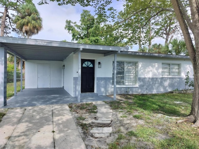 view of front facade featuring a carport and concrete driveway