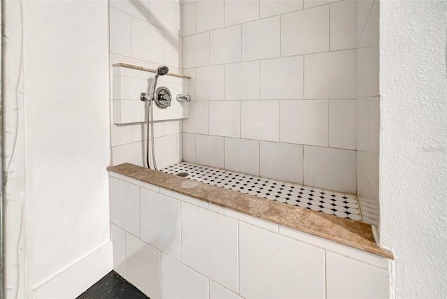 bathroom featuring a tile shower