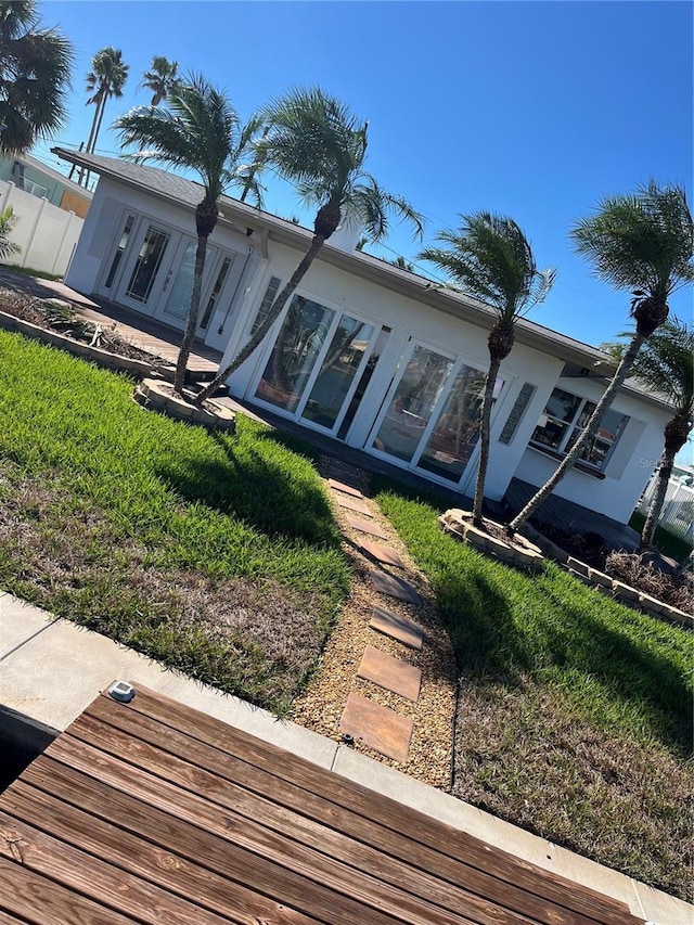 view of front facade with a front lawn