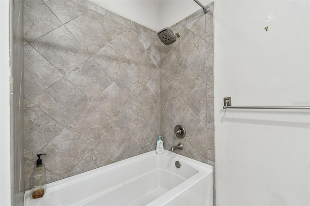 bathroom with tiled shower / bath