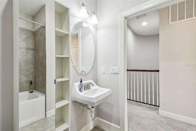 bathroom featuring tiled shower / bath