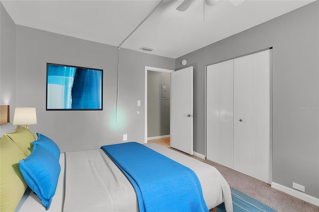 bedroom featuring carpet flooring, visible vents, baseboards, a ceiling fan, and a closet