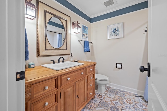 full bath featuring baseboards, visible vents, toilet, crown molding, and vanity