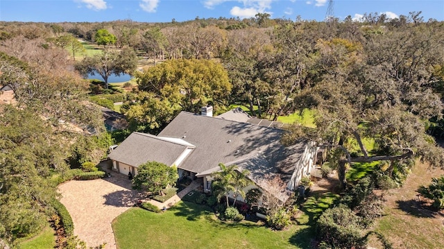 birds eye view of property featuring a wooded view