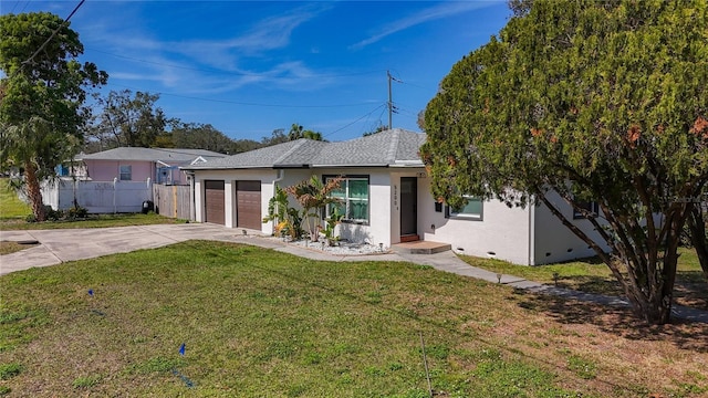 view of front of home featuring a front yard and a garage