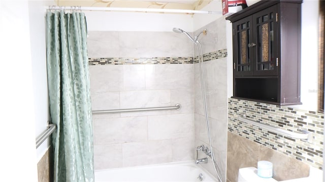 bathroom featuring shower / tub combo