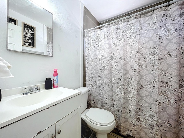 full bathroom with vanity, toilet, and a shower with curtain