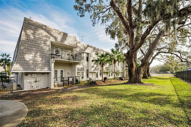 view of yard with a balcony