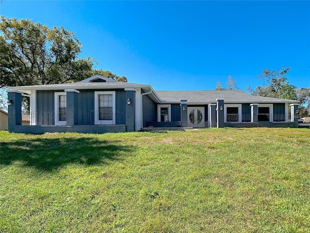 single story home featuring a front lawn