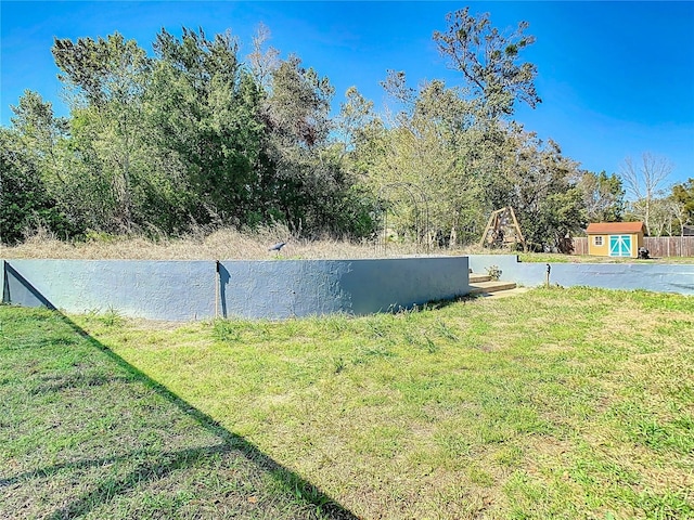 view of yard with an outdoor structure